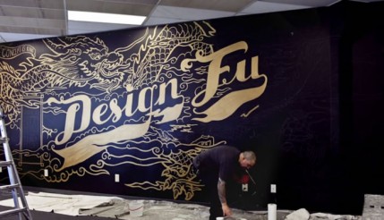 Vídeo em Timelapse mostra o desenvolvimento de mural tipográfico